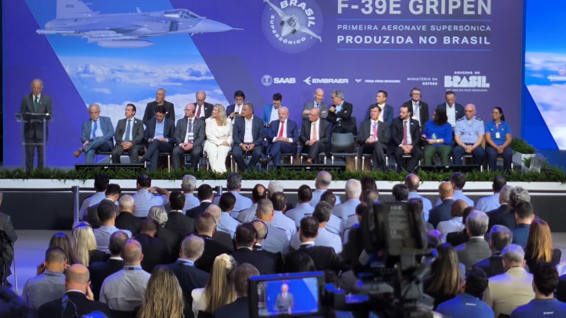 Foto 10 de 15 — Lula chega com comitiva à Embraer e apresenta caça Gripen em agenda na região; VEJA FOTOS